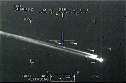 美国军方公布的哥伦比亚号残骸坠入大气照片 　